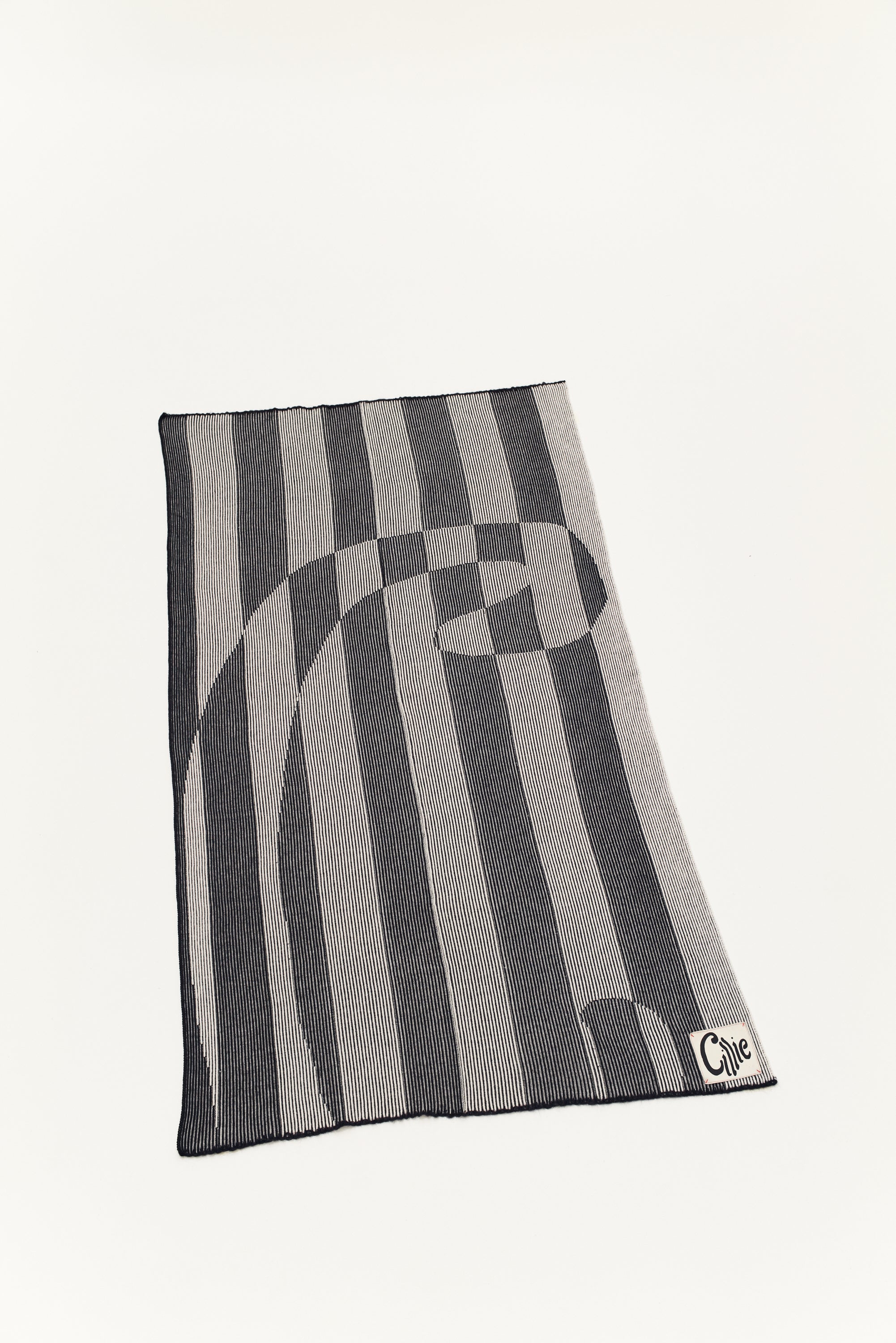 CILLIE - KNITTED INVERSE THROW - B + W