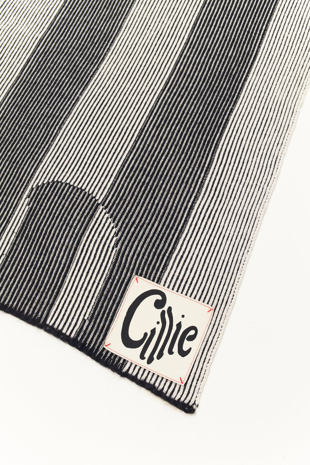 CILLIE - KNITTED INVERSE THROW - B + W