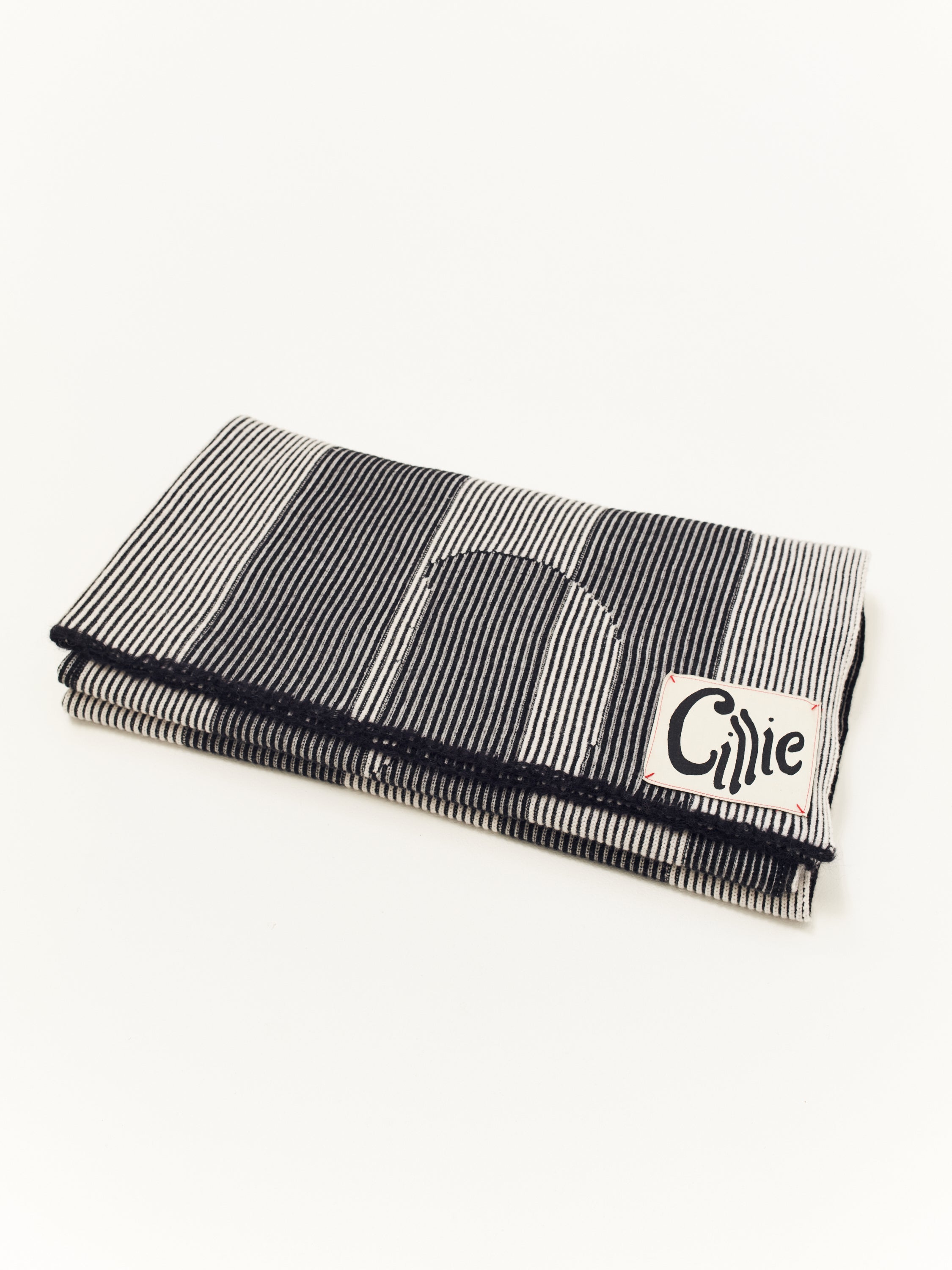 CILLIE - KNITTED INVERSE THROW - B + W