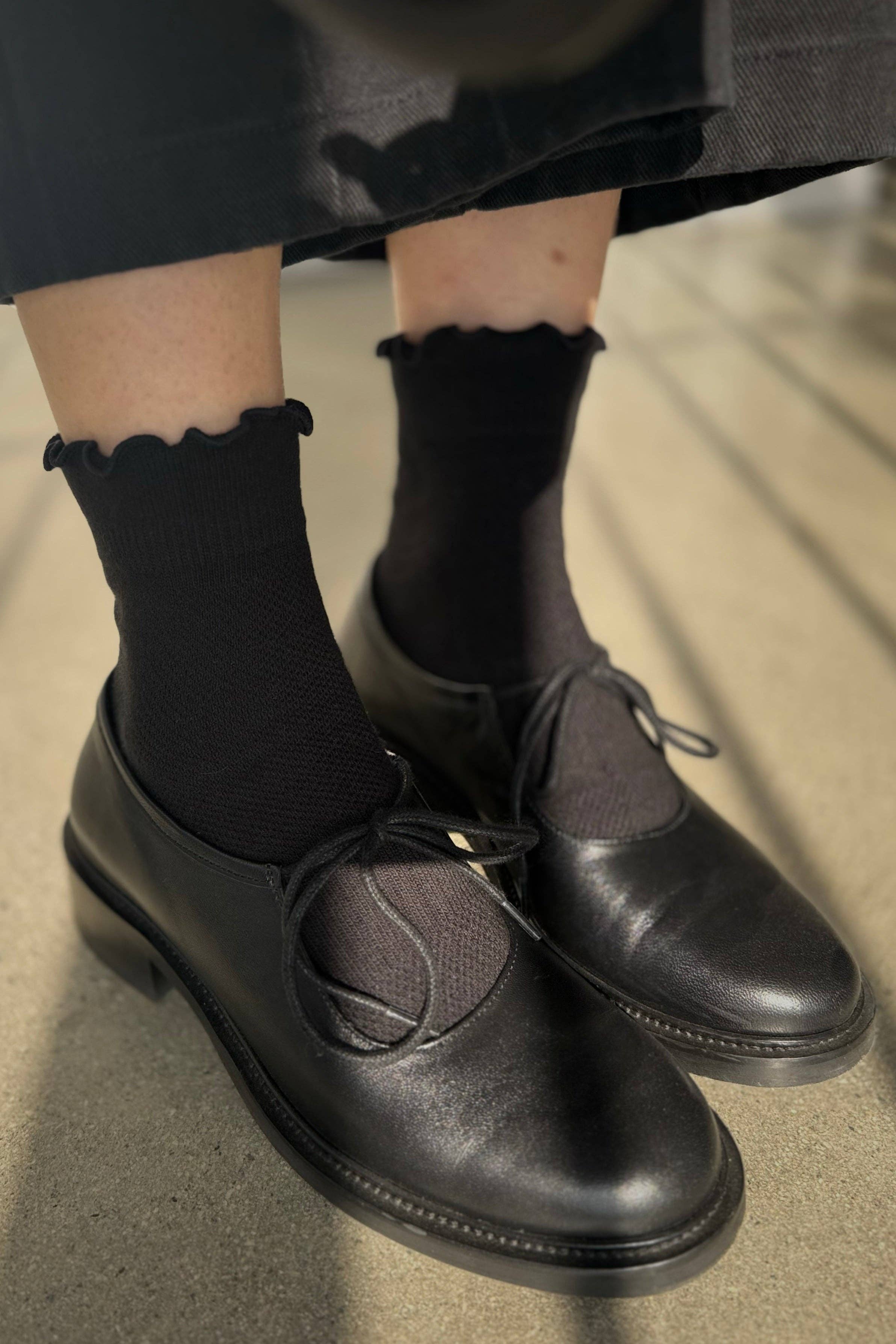 Le Bon Shoppe - Ruffled Hugger Crew Socks - Black