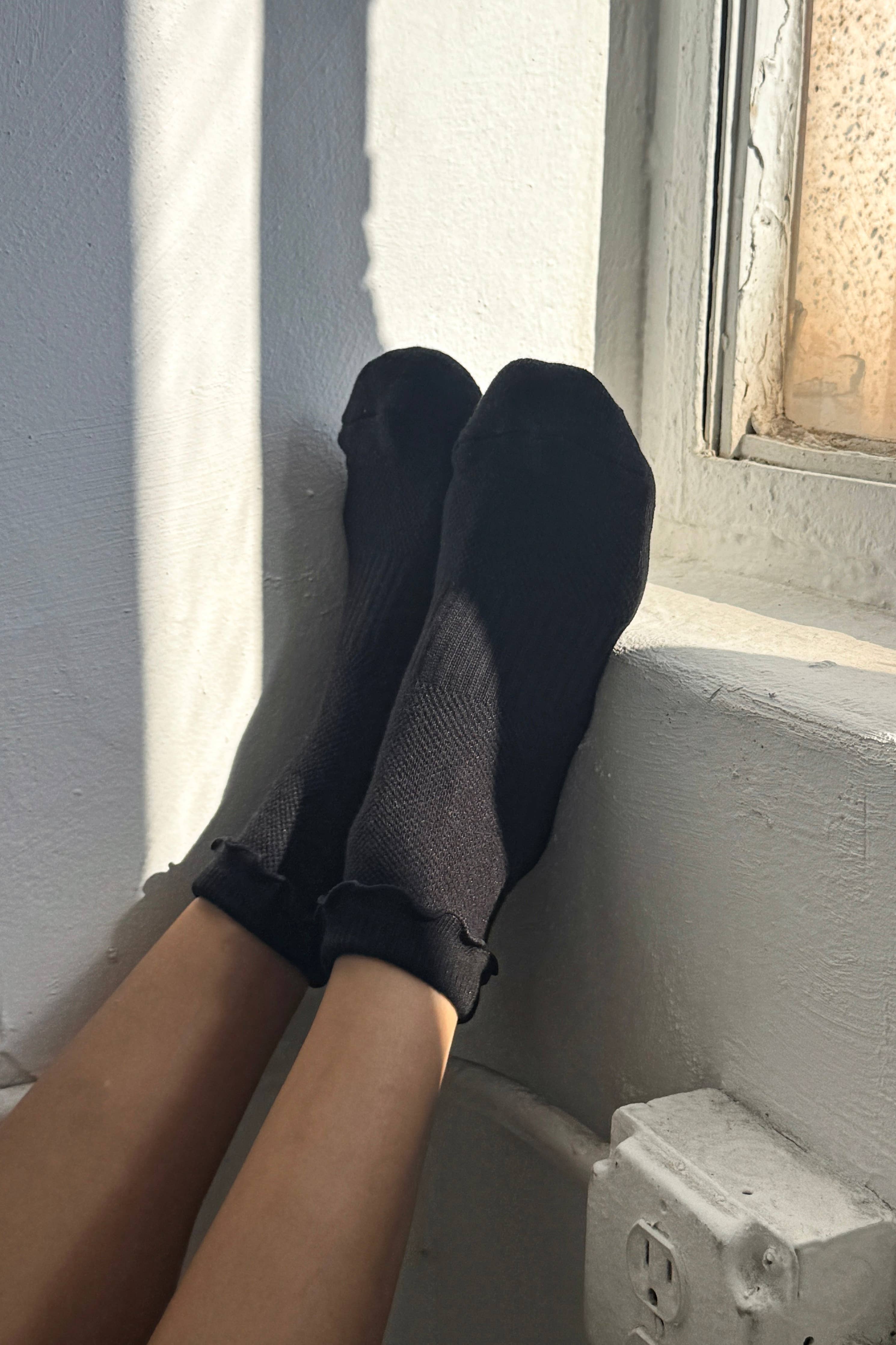 Le Bon Shoppe - Ruffled Hugger Crew Socks - Black