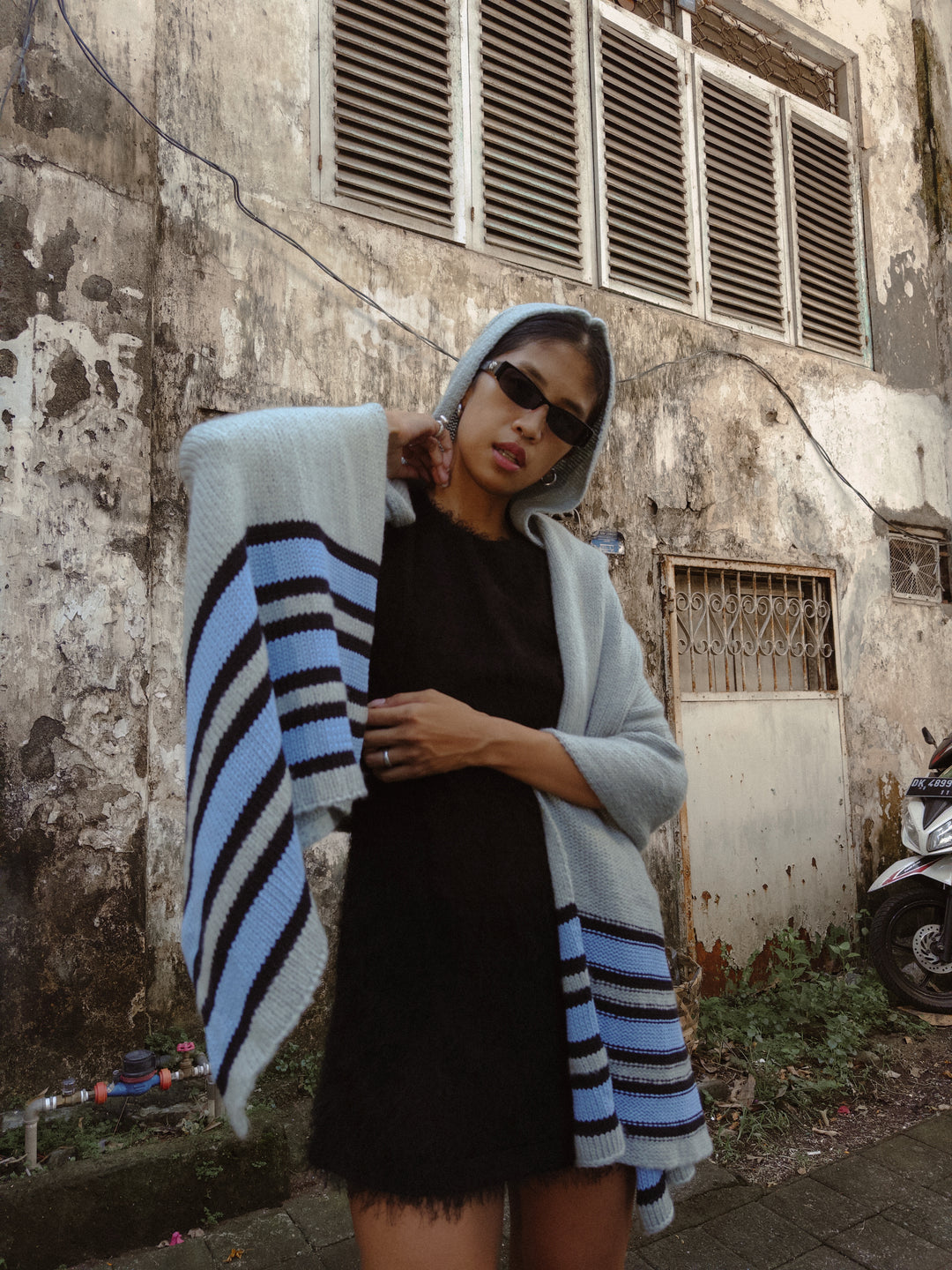 OHTI - HOODED SCARF - GREY W/ BLUE STRIPE