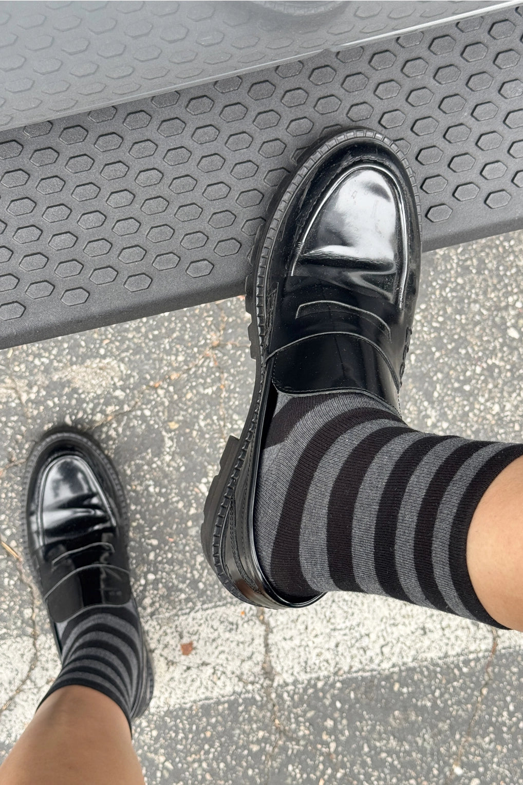 LE BON SHOPPE - WALLY SOCKS - CHARCOAL STRIPE